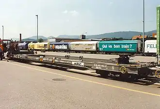 Wagon kangourou en attente de sa semi-remorque.