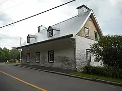 Maison ancestrale en bordure de route.