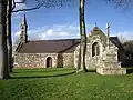 La chapelle de Kerduté et son calvaire.