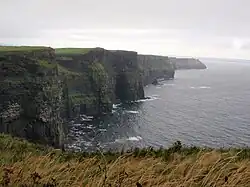 Paysage de falaises par temps gris.