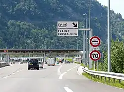 70 km/h à l'approche de la barrière de péage de Cluses, A40, Haute-Savoie.