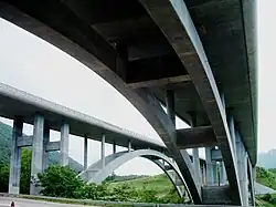 Tablier du pont ouest et le pont est, à gauche.