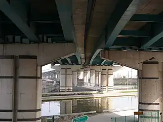 Canal Saint-Denis sous le viaduc.
