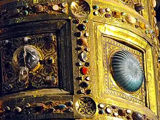 Coupe en cristal de roche (à gauche) et  coquille nervurée