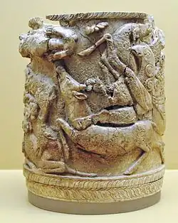 Pyxide en ivoire sculptée retrouvée à Athènes, fin du XVe&nbsp;siècle&nbsp;av. J.-C., Musée national archéologique d'Athènes.