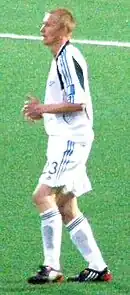 phot d'un footballeur habillé en blanc