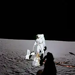 Conrad tient la perche de transport dans sa main gauche tandis qu'il met en place l'antenne avec l'outil UHT.