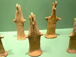 Figurines en argile de femmes à visages d'oiseaux. Atelier béotien, -600/-575