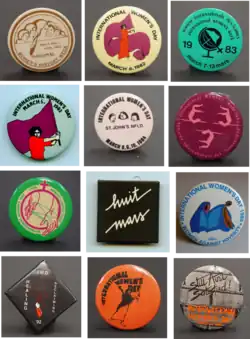 Collage photographique de 12 macarons de la collection des Archives canadiennes du mouvement des femmes