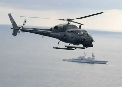 AS-555 de la marine colombienne se préparant à tirer.