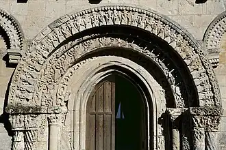 Voussure du portail.