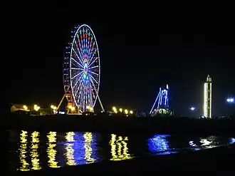 Visibilité du minaret de la mosquée à partir de la marina d'Alger, là où se trouve la grande roue d'Alger.