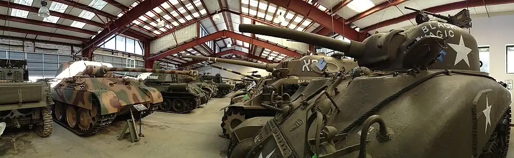 Photo panoramique d'une collection de chars du MVTF.