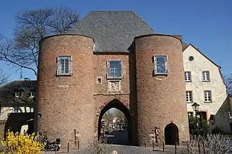 La « Porte d'Aix-la-Chapelle (de) » à Bergheim est le symbole de l'arrondissement Rhin-Erft.