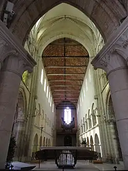 Nef (XIe&nbsp;siècle), vue depuis derrière l'autel principal.