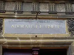 Plaque au-dessus du portail.