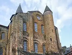 Extérieur de l'abbatiale avec les vitraux visibles.