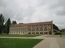 Vestiges médiévaux de mur à motif bourguignon en briques vernissées (partie droite), d'un des deux anciens cloîtres de l'abbaye de Cîteaux.