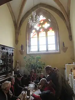 Nef et vitrail de style gothique.