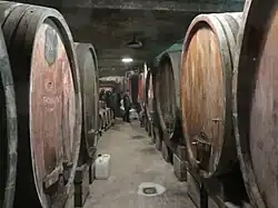 Cave à vin et foudres de vin du Jura, du domaine viticole, sous l'abbaye.