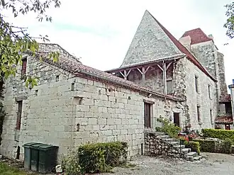 Le château abbatial côté ouest. La partie nord est partiellement détruite.