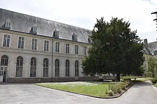 La cour abrite un if multiséculaire planté à l'aplomb d'une source dite miraculeuse.