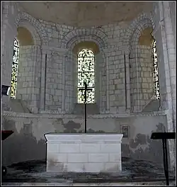 L'abside semi-circulaire.