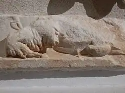 Petit sabot, caprin couché, base de récipient, vase en boule aplatie.