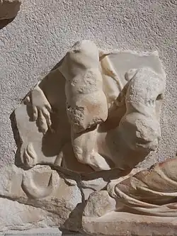 Petit personnage passant devant un félin tourné vers la droite.