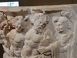 Silène soutenu par deux satyres.