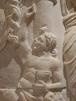 Côté droit, satyre adossé à une colonne.