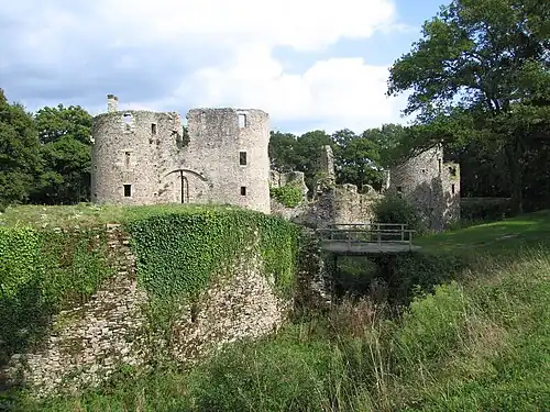 Accès au château de Ranrouët. La barbacane cache l'accès principal.