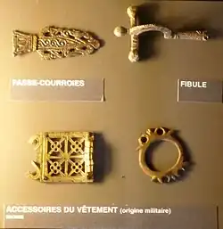 vue de fibules et boucles de courroie en bronze