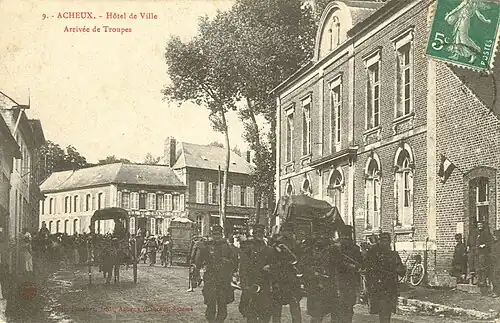 Arrivée des troupes françaises à Acheux en 1914.