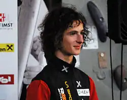 Adam Ondra est sur le podium lors de la remise de médaille lors de la coupe du monde à Imst en Autriche