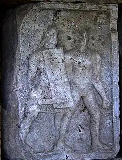 La tabula ansata au centre d'un bouclier, métope XXIV du Tropaeum Traiani.