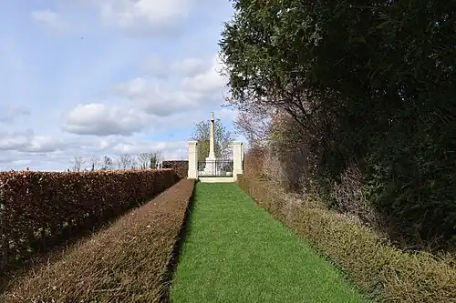 Chemin gazonné conduisant au cimetière.