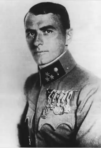 Portrait en noir et blanc d'un militaire en uniforme.