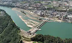 Centrale traversante un fleuve.