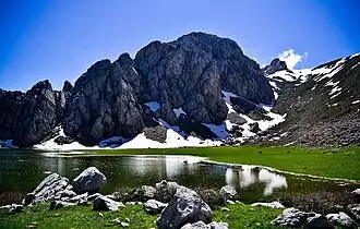 Le lac Agoulmime de Tikjda du département de Bouira en Algérie, situé à 1 700 m d'altitude.