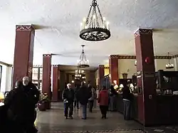 Le hall et le salon de l'hôtel Overlook ont été inspirés de l'Ahwahnee Hotel et créés aux studios d'Elstree.