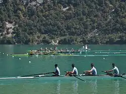 quatre hommes pratiquant l'aviron