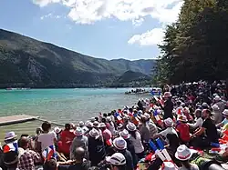 Des personnes assises regardent une course