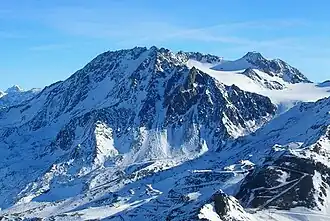 Vue du sommet de l'aiguille de Péclet depuis le cime de Caron.