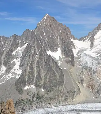 Vue depuis l'aiguille des Grands Montets à l'ouest de l'aiguille du Chardonnet avec à ses pieds le glacier du Trident dans le petit cirque sur son adret ; à gauche le glacier Adams Reilly, à droite celui du Chardonnet et en bas celui d'Argentière.