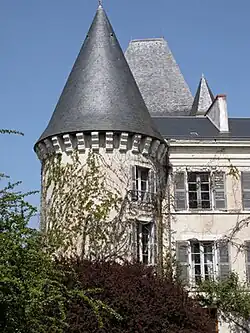 Tour médiévale flanquant le logis du XIXe siècle.