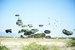 Un largage de matériel humanitaire.