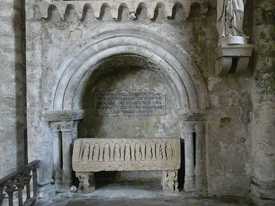 Sarcophage au couvercle en bâtière, décoré sur les deux rampants.