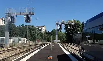 Après rénovation, les signaux de sortie de gare (côté Gardanne).