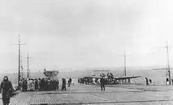 Des membres de l'équipage sur le pont d'envol de l'Akagi à Hitokappu Bay, dans les îles Kouriles en novembre 1941 avant l'attaque de Pearl Harbor. Les autres porte-avions en arrière-plan sont, de gauche à droite : Kaga, Shōkaku, Zuikaku, Hiryū, et Sōryū.